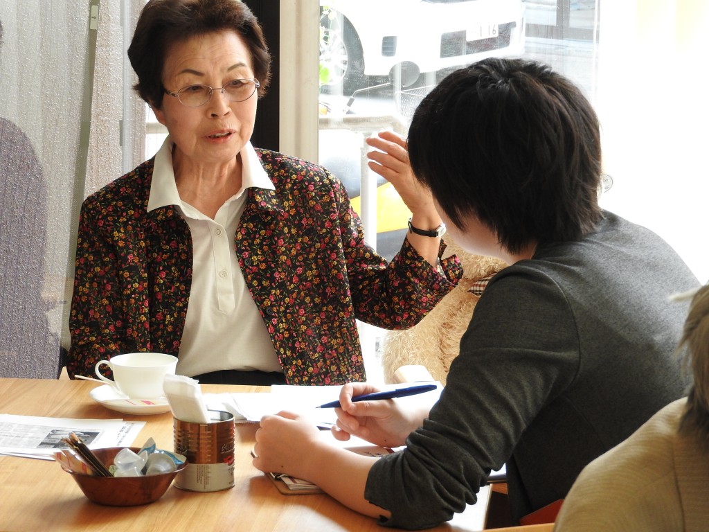 北海道新聞からの取材を受ける永井孝子さん
