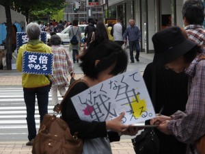 前日の26日、札幌の「戦争したくなくてふるえる」デモのプラカも活用して、署名をお願いしました