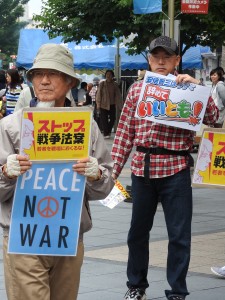 若者がつくったプラカでベテランがアピール
