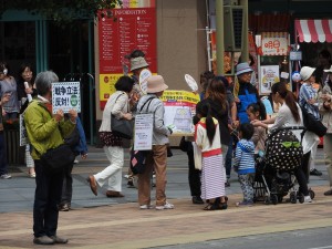 シール投票に親子連れで参加