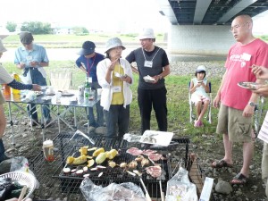 みんなでバーベキューを食べているところ